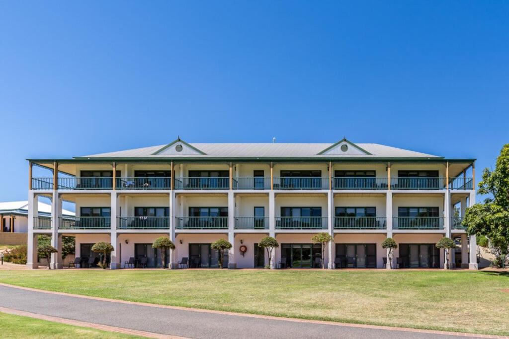 Yarrawonga Mulwala Golf Club Hotel Екстериор снимка The Village, 2016