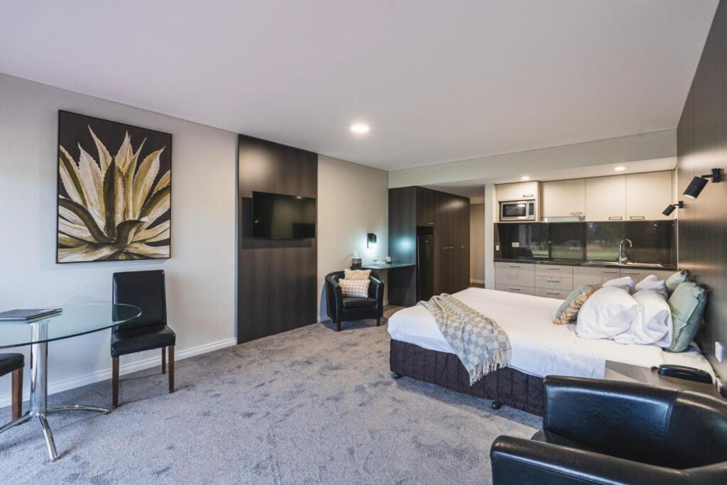 Yarrawonga Mulwala Golf Club Hotel Екстериор снимка Studio apartment