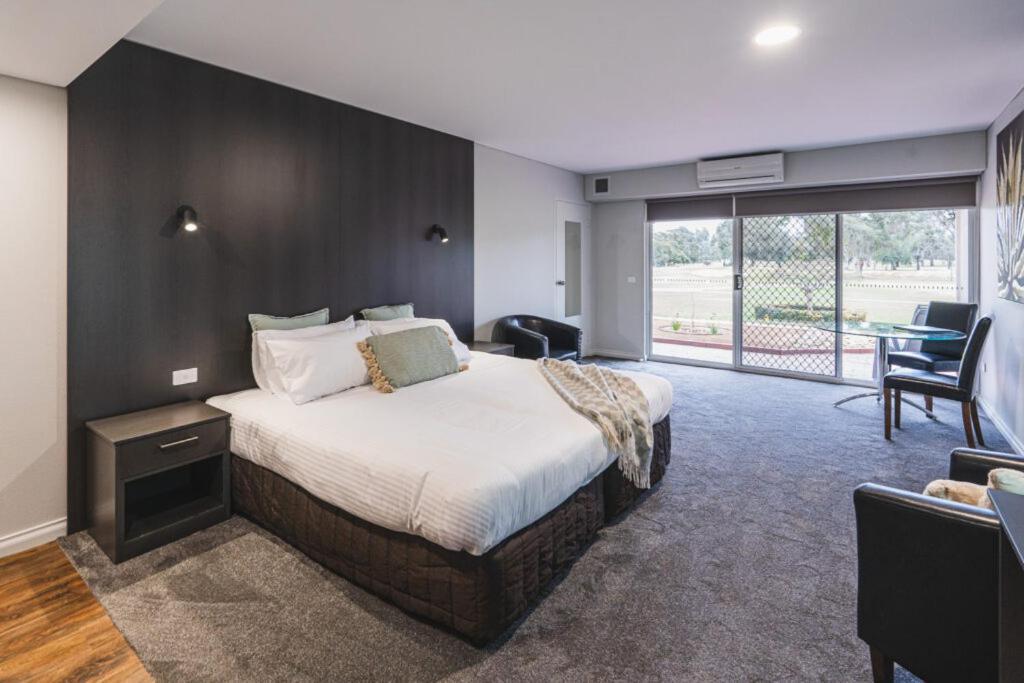 Yarrawonga Mulwala Golf Club Hotel Екстериор снимка A suite at the hotel