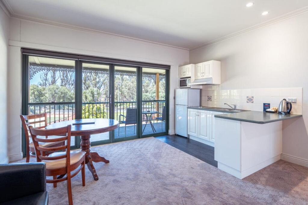 Yarrawonga Mulwala Golf Club Hotel Екстериор снимка A typical apartment at the University of Western Australia