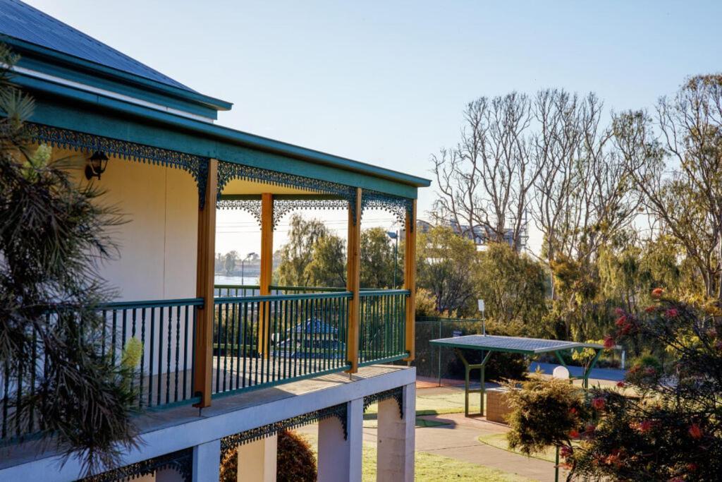 Yarrawonga Mulwala Golf Club Hotel Екстериор снимка The verandah of the house