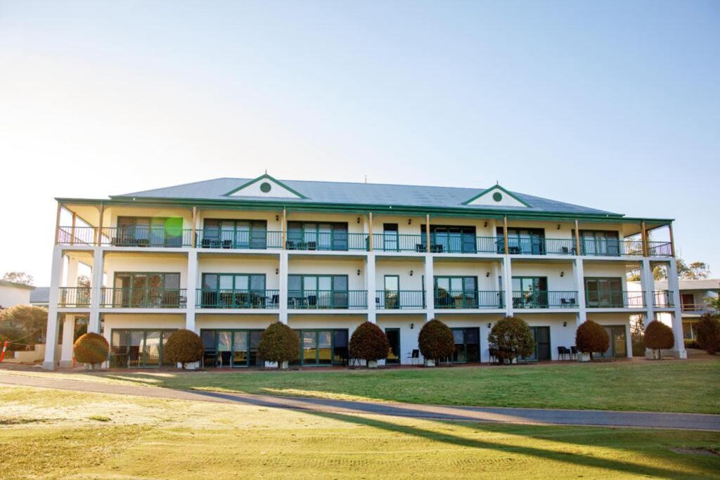 Yarrawonga Mulwala Golf Club Hotel Екстериор снимка The clubhouse at the Links Lady Bay Golf Course