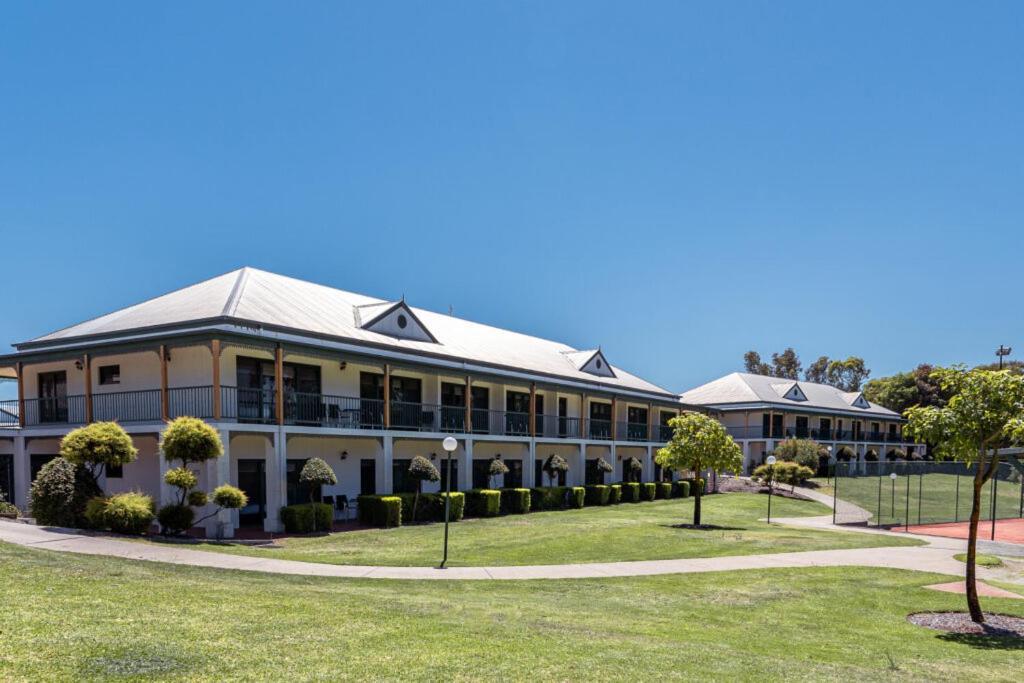 Yarrawonga Mulwala Golf Club Hotel Екстериор снимка The school's main building