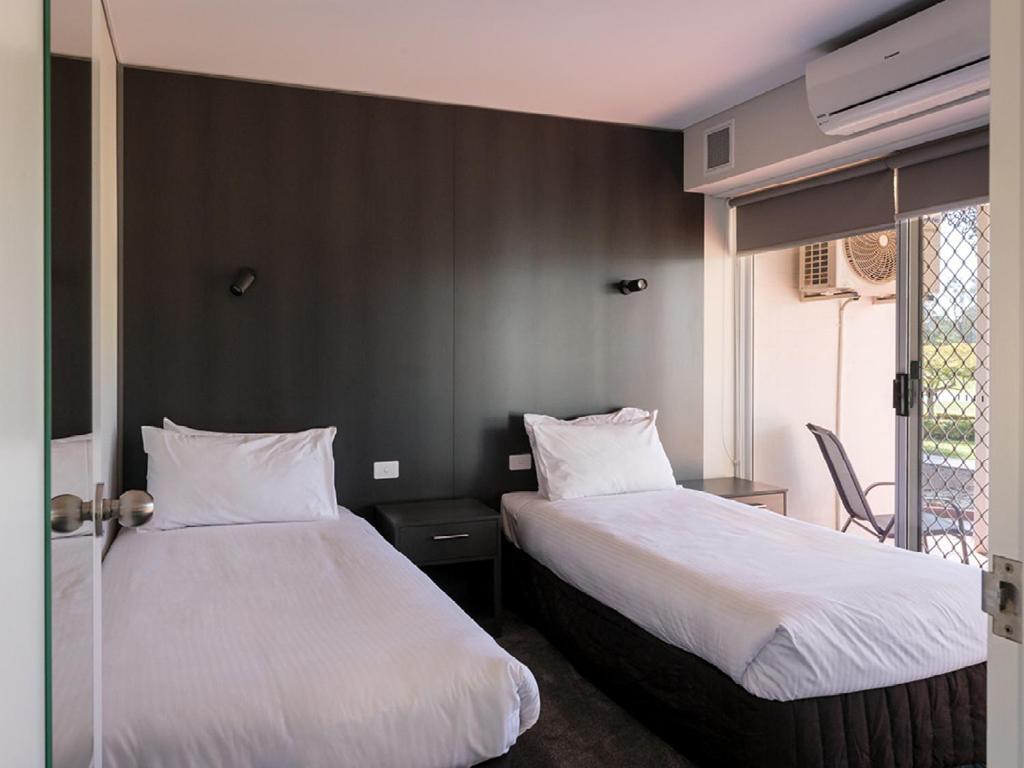 Yarrawonga Mulwala Golf Club Hotel Екстериор снимка A typical room at the hotel