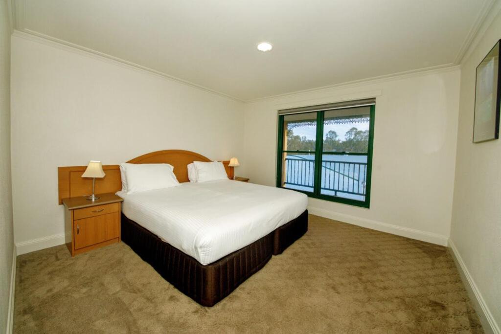 Yarrawonga Mulwala Golf Club Hotel Екстериор снимка A bedroom at the hotel