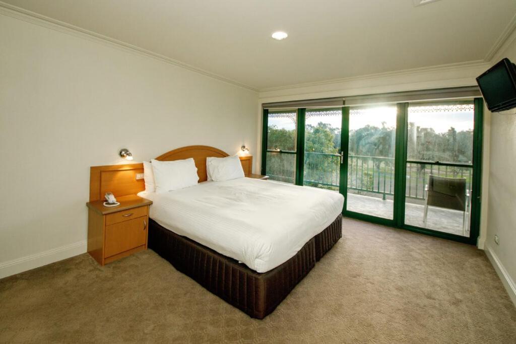 Yarrawonga Mulwala Golf Club Hotel Екстериор снимка A bedroom at the hotel