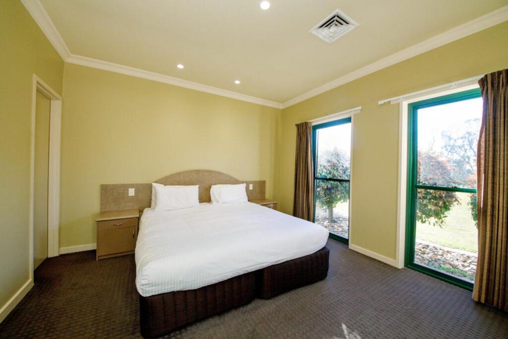Yarrawonga Mulwala Golf Club Hotel Екстериор снимка A typical bedroom at the hotel