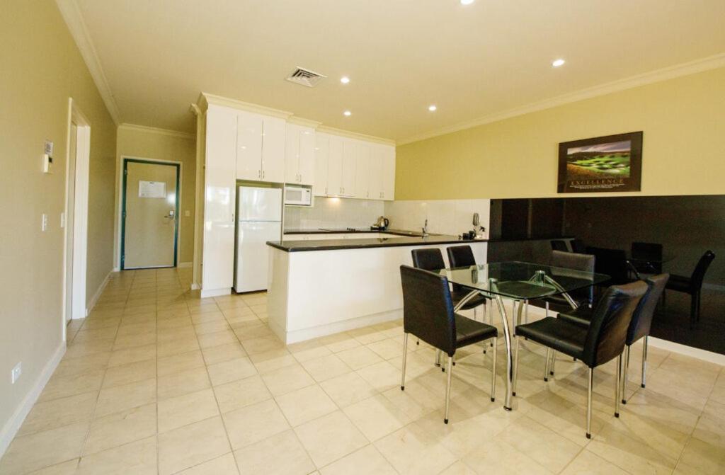 Yarrawonga Mulwala Golf Club Hotel Екстериор снимка A kitchen in a typical apartment