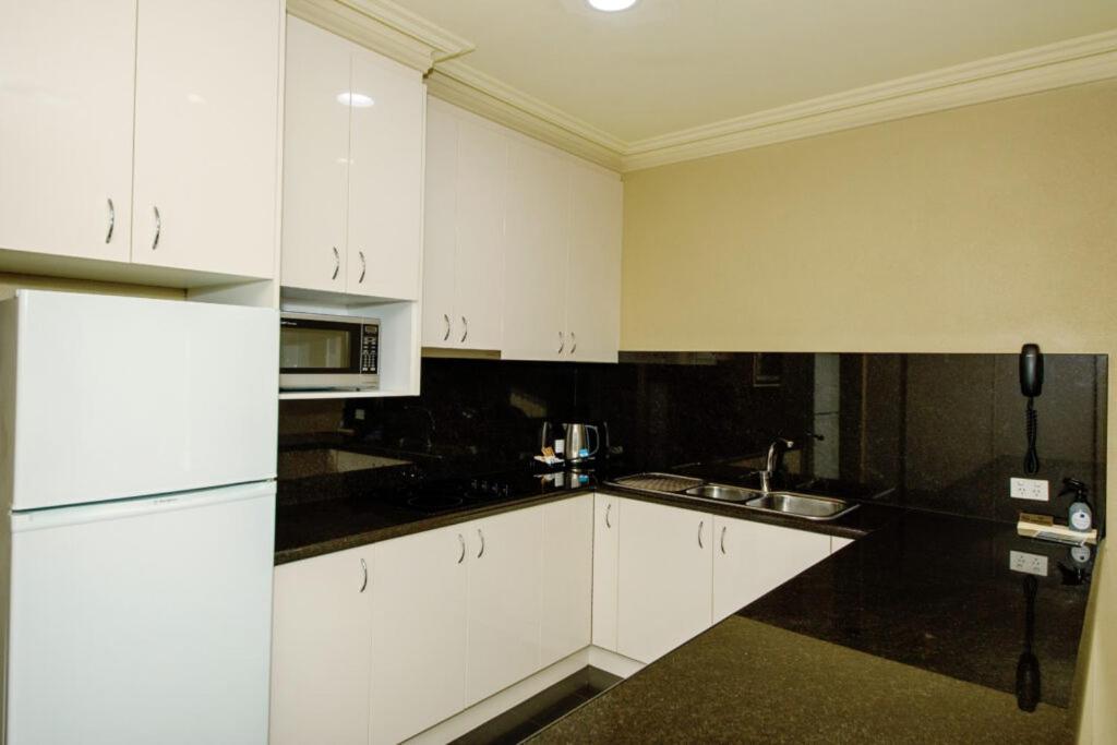 Yarrawonga Mulwala Golf Club Hotel Екстериор снимка A typical kitchen in a student apartment
