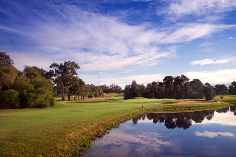 Yarrawonga Mulwala Golf Club Hotel Екстериор снимка The 18th hole at the 2007 PGA Championship