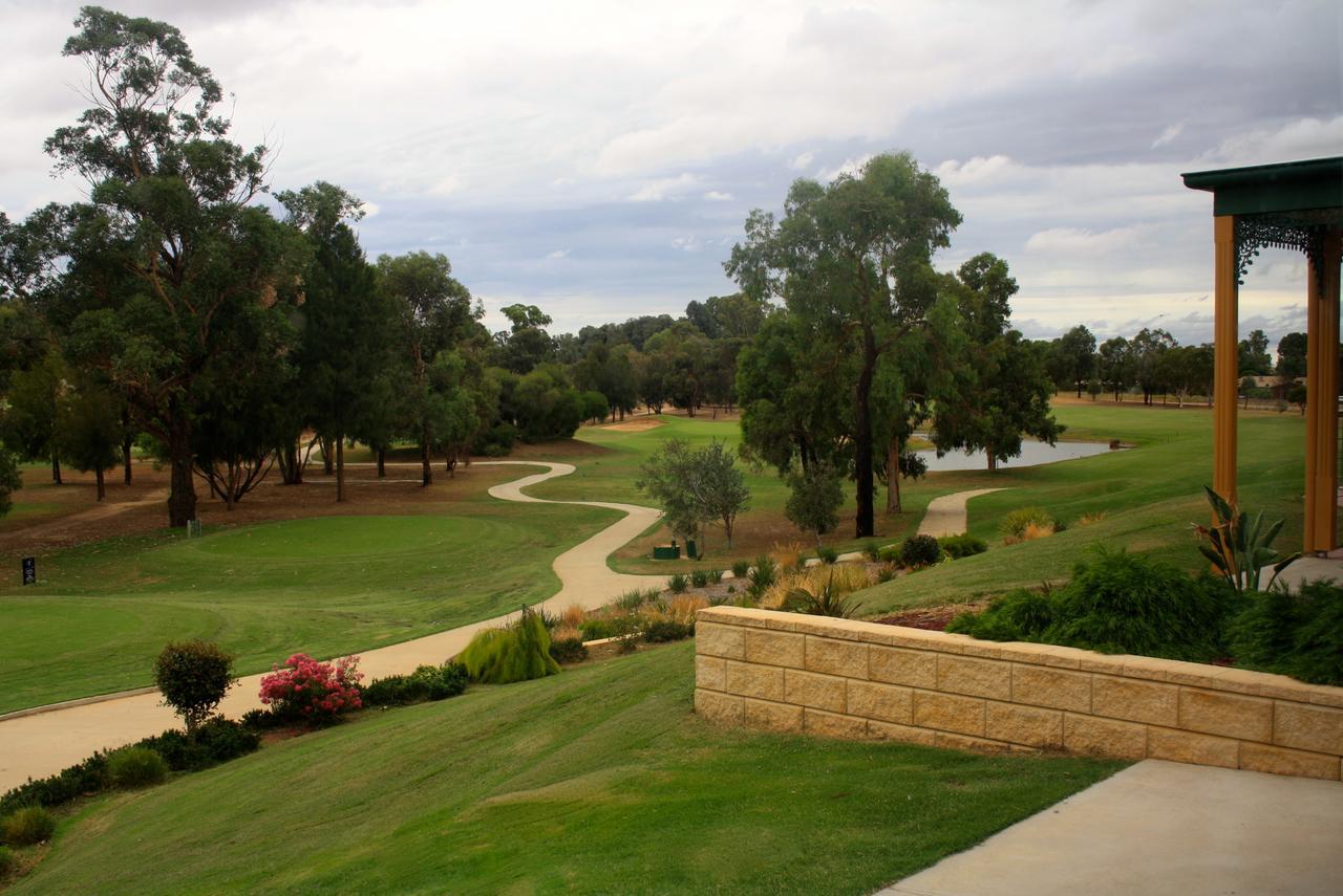 Yarrawonga Mulwala Golf Club Hotel Екстериор снимка The 18th hole at the Vines Resort and Country Club