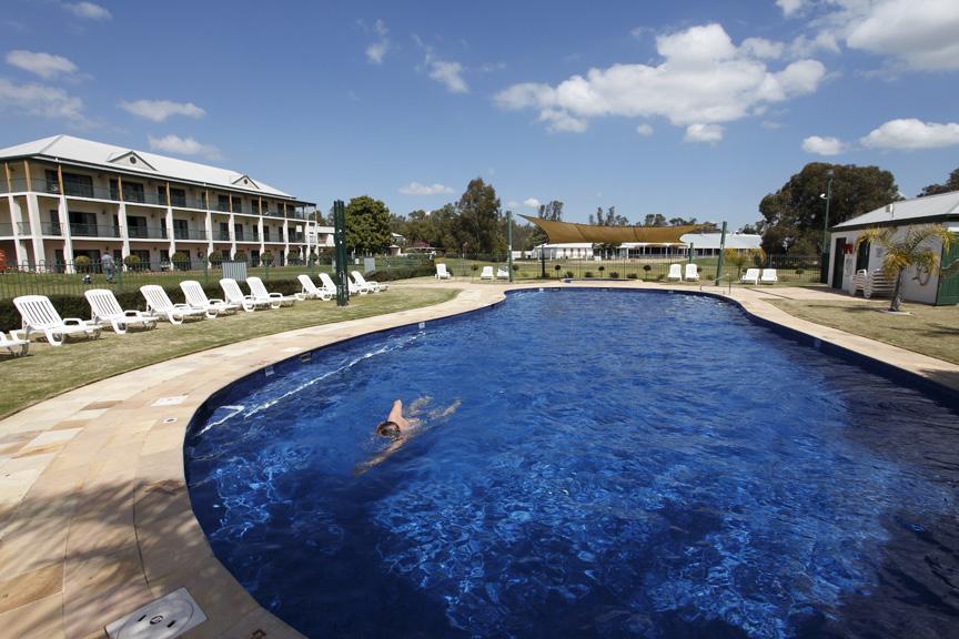 Yarrawonga Mulwala Golf Club Hotel Екстериор снимка The pool at the Club Hotel